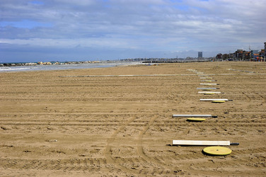 TEMPIO MALATESTIANO e SPIAGGIA di Rimini. Fotografie di Giulio Azzarello &copy;2016.