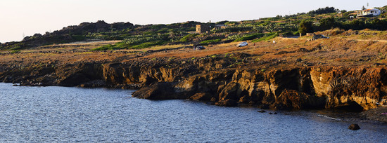 ISOLA DI USTICA la costa. Fotografie di Giulio Azzarello &copy;2016.