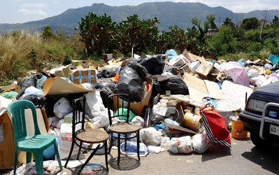 DISCARICA abusiva nei pressi del comune e paese di Monreale in Sicilia. Fotografie di Giulio Azzarello &copy;2014.