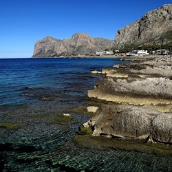 ISOLA. Fotografie di Giulio Azzarello &copy;2024.