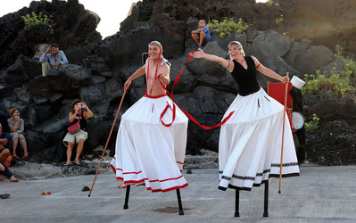 TRAMPOLIERI A LINOSA in Sicilia tutti i momenti dello spettacolo. Fotografie di Giulio Azzarello &copy;2014.