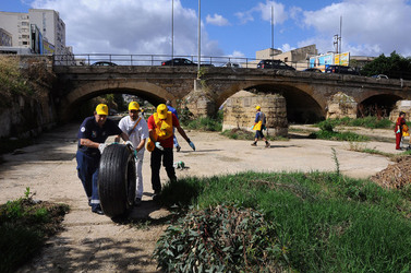 LA BONIFICA delle coste a Palermo una azione simbolica di Lega Ambiente Sicilia. Fotografie di Giulio Azzarello &copy;2014.