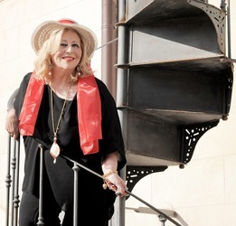 SARA FAVARO attrice e poetessa siciliana. Fotografie di Giulio Azzarello &copy;2018.