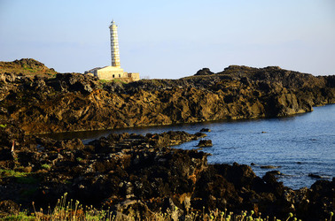 ISOLA DI USTICA la costa. Fotografie di Giulio Azzarello &copy;2016.