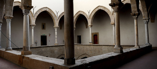 LOGGIATO arabo normanno allo Steri di Palermo. Fotografie di Giulio Azzarello &copy;2014.