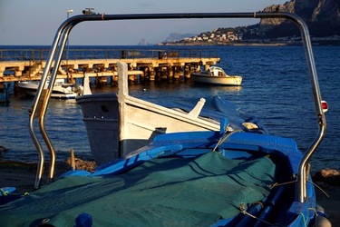 BARCHE. Fotografie di Giulio Azzarello ©2022. BARCHE. Fotografie di Giulio Azzarello ©2022.