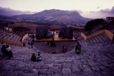 ALBE TEATRALI A SEGESTA fotografie di Giulio Azzarello &copy;2021.