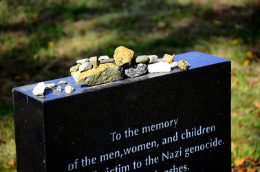 AUSCHHWITZ BIRKENAU le lapidi della memoria. Fotografie di Giulio Azzarello &copy;2016.