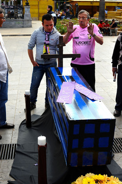I TIFOSI DEL PALERMO CALCIO in piazza per festeggiare. Fotografie di Giulio Azzarello ©2014. I TIFOSI DEL PALERMO CALCIO in piazza per festeggiare. Fotografie di Giulio Azzarello ©2014.