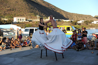 TRAMPOLIERI A LINOSA in Sicilia tutti i momenti dello spettacolo. Fotografie di Giulio Azzarello &copy;2014.