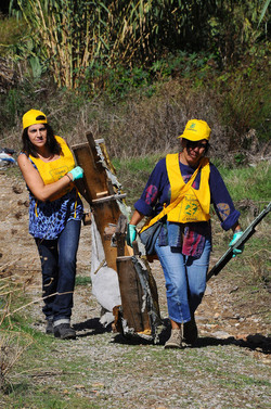 LA BONIFICA delle coste a Palermo una azione simbolica di Lega Ambiente Sicilia. Fotografie di Giulio Azzarello &copy;2014.