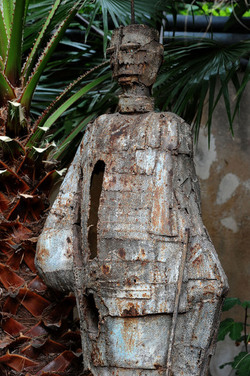 ANGELO DENARO pittore artista siciliano con la sua scultura di ferro. Fotografie di Giulio Azzarello &copy;2014.