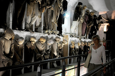 Le CATACOMBE di Palermo documentario film. Fotografie di scena e set di Giulio Azzarello &copy;2014.