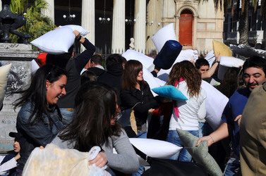 LOTTA DI CUSCINI flash mob fotografie di Giulio Azzarello ©2014. LOTTA DI CUSCINI flash mob fotografie di Giulio Azzarello ©2014.