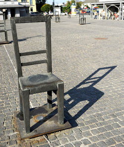 LA SEDIA DELLA MEMORIA nel quartiere ebraico di Cracovia. Fotografie di Giulio Azzarello &copy;2016.