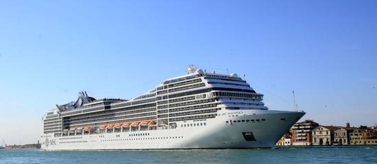 LUNGOMARE di VENEZIA. Fotografie di Giulio Azzarello &copy;2016.