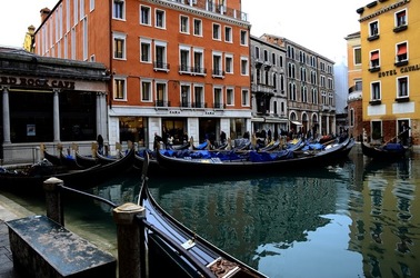 VENEZIA fotografie di Giulio Azzarello &copy;2022.