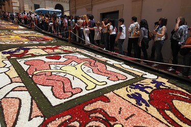 INFIORATA DI NOTO barocca in Sicilia. Fotografie di Giulio Azzarello ©2014. INFIORATA DI NOTO barocca in Sicilia. Fotografie di Giulio Azzarello ©2014.