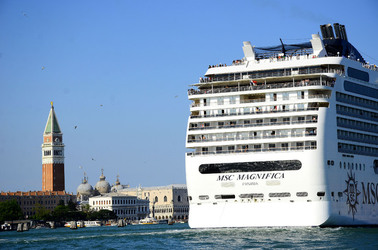 LUNGOMARE di VENEZIA. Fotografie di Giulio Azzarello &copy;2016.