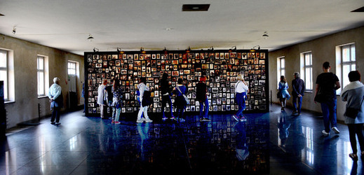 AUSCHWITZ BIRKENAU il percorso della memoria e i documenti. Fotografie di Giulio Azzarello &copy;2016.