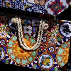 SOUVENIR. Fotografie di Giulio Azzarello ©2023. SOUVENIR. Fotografie di Giulio Azzarello ©2023.