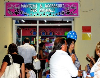 NEGOZIO di ANIMALI. Fotografie di Giulio Azzarello ©2018. NEGOZIO di ANIMALI. Fotografie di Giulio Azzarello ©2018.