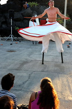 TRAMPOLIERI A LINOSA in Sicilia tutti i momenti dello spettacolo. Fotografie di Giulio Azzarello &copy;2014.