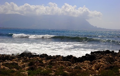 PAESAGGIO SICILIANO di MARE. Fotografia di Giulio Azzarello &copy;2018.