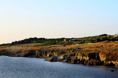 ISOLA DI USTICA la costa. Fotografie di Giulio Azzarello &copy;2016.
