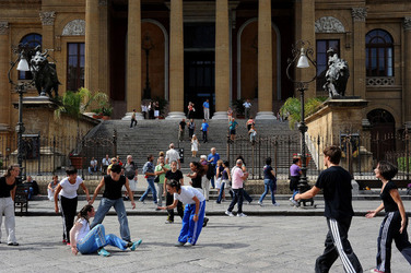 DANZE URBANE contemporanee per le vie di Palermo. Fotografie di Giulio Azzarello &copy;2014.