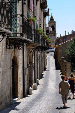 GANCI comune e antico borgo medievale delle Madonie in Sicilia. Fotografie di Giulio Azzarello &copy;2014.
