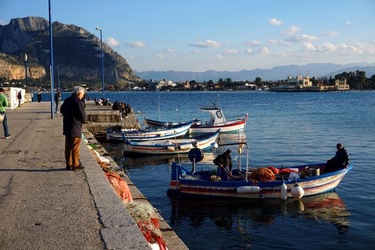 BARCHE. Fotografie di Giulio Azzarello ©2022. BARCHE. Fotografie di Giulio Azzarello ©2022.