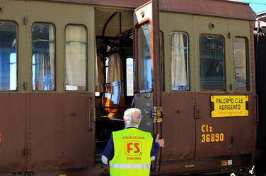 Il treno storico delle ferrovie italiane. Fotografie di Giulio Azzarello &copy;2017.