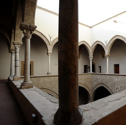 LOGGIATO arabo normanno allo Steri di Palermo. Fotografie di Giulio Azzarello &copy;2014.