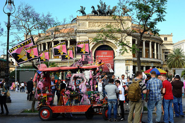 I TIFOSI DEL PALERMO CALCIO in piazza per festeggiare. Fotografie di Giulio Azzarello ©2014. I TIFOSI DEL PALERMO CALCIO in piazza per festeggiare. Fotografie di Giulio Azzarello ©2014.