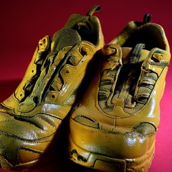 SCARPE. Fotografia di Giulio Azzarello ©2023. SCARPE. Fotografia di Giulio Azzarello ©2023.