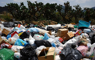 DISCARICA abusiva nei pressi del comune e paese di Monreale in Sicilia. Fotografie di Giulio Azzarello &copy;2014.