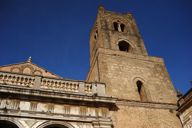 MONREALE in Sicilia con il suo Duomo e il Chiostro panoramiche e particolari. Fotografie di Giulio Azzarello &copy;2014.