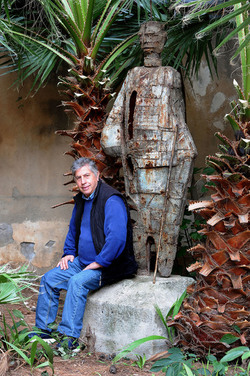 ANGELO DENARO pittore artista siciliano con la sua scultura di ferro. Fotografie di Giulio Azzarello &copy;2014.