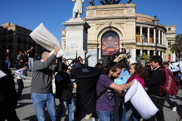 LOTTA DI CUSCINI flash mob fotografie di Giulio Azzarello ©2014. LOTTA DI CUSCINI flash mob fotografie di Giulio Azzarello ©2014.
