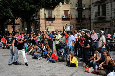 DANZE URBANE contemporanee per le vie di Palermo. Fotografie di Giulio Azzarello &copy;2014.