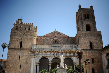 MONREALE in Sicilia con il suo Duomo e il Chiostro panoramiche e particolari. Fotografie di Giulio Azzarello &copy;2014.