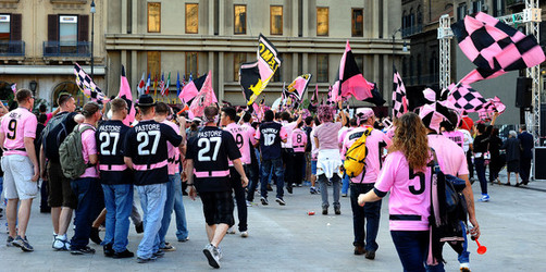 I TIFOSI DEL PALERMO CALCIO in piazza per festeggiare. Fotografie di Giulio Azzarello ©2014. I TIFOSI DEL PALERMO CALCIO in piazza per festeggiare. Fotografie di Giulio Azzarello ©2014.