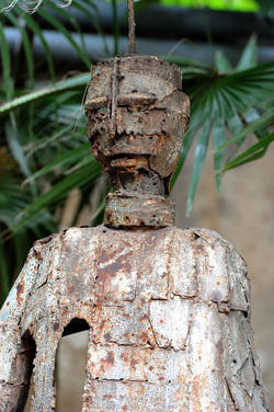 ANGELO DENARO pittore artista siciliano con la sua scultura di ferro. Fotografie di Giulio Azzarello &copy;2014.