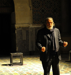 Mimmo Cuticchio in un suo spettacolo. Fotografie di Giulio Azzarello &copy;2017.