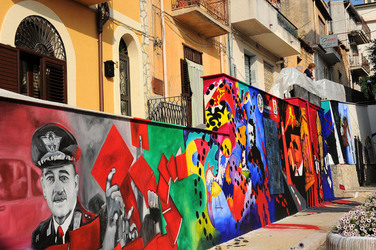 IL MURO DELL ANTIMAFIA e della legalit&agrave; a Partinico in Sicilia. Fotografie di Giulio Azzarello &copy;2014.