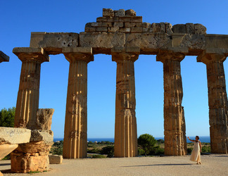 PAOLA PACE attrice italiana di origini siciliane Palermo ritratti a Sellinunte. Fotografie di Giulio Azzarello ©2014.