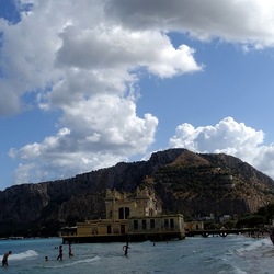 MONDELLO. Fotografe di Giulio Azzarello &copy;2023.