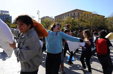 LOTTA DI CUSCINI flash mob fotografie di Giulio Azzarello ©2014. LOTTA DI CUSCINI flash mob fotografie di Giulio Azzarello ©2014.