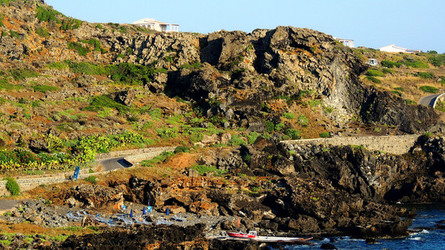 ISOLA DI USTICA la costa. Fotografie di Giulio Azzarello &copy;2016.